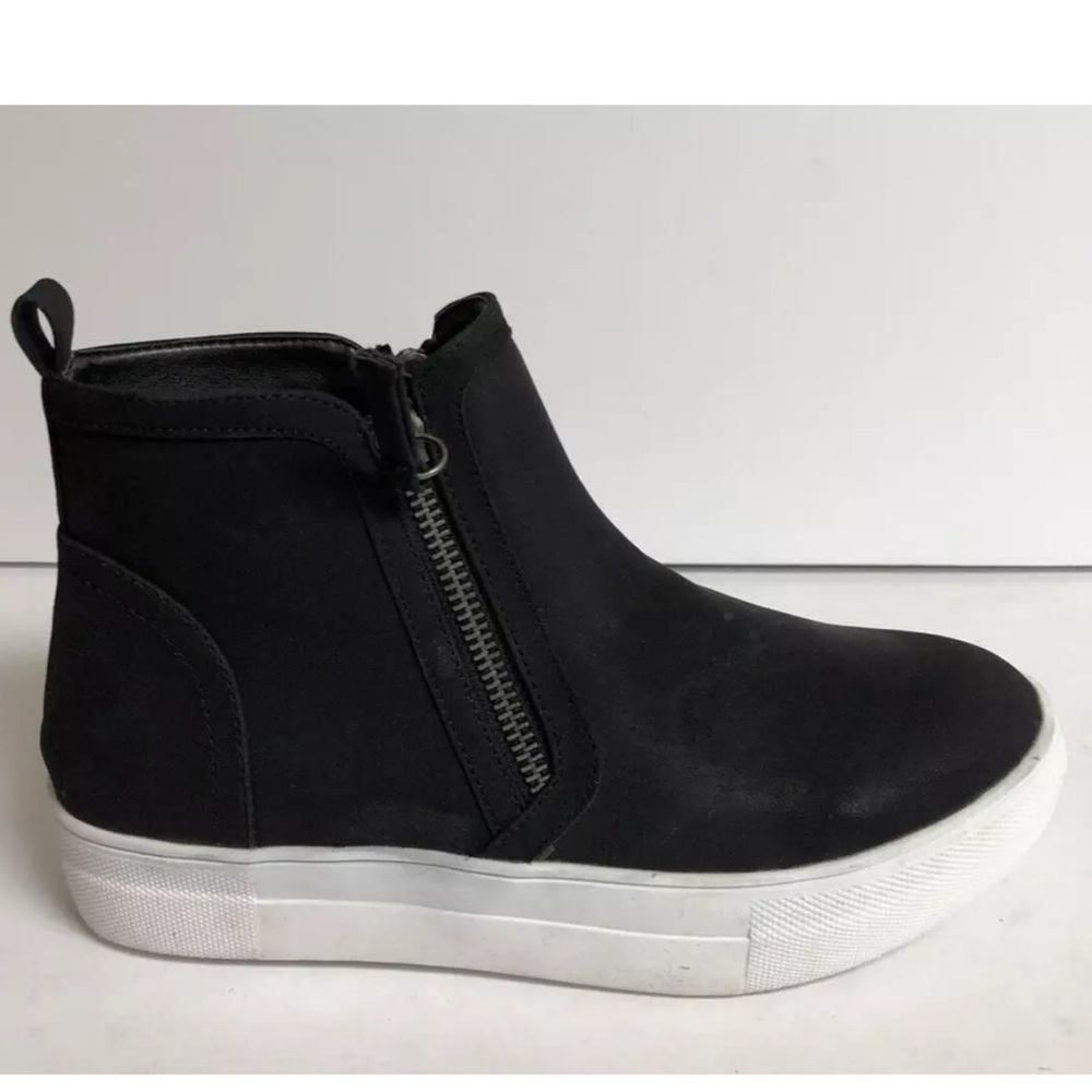 Not Rated Women’s Tina Black Zip Ankle Booties, Size 6M.